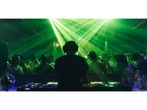 What Happened to the DJ Culture Where Skill & Crowd Connection Mattered?   What Happened to the DJ Culture Where Skill & Crowd Connection Mattered?