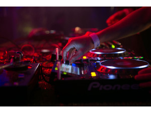 Why Aren’t More DJs Learning on Professional Equipment?