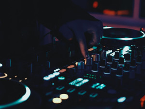 Why Don’t All DJs Learn to Play on Club Setups?